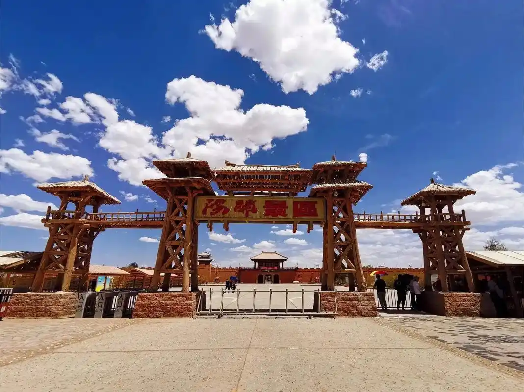 阳关景区位于甘肃省敦煌市区西南70公里处,是由汉唐历史遗迹,大漠自然