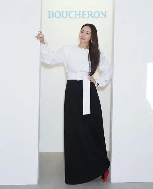 崔智友白衬衫造型简约中不失优雅一举一动都散发自信魅力