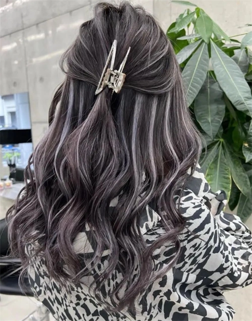 今年染发流行趋势 对比色挑染酷翻了_2023年流行发型 - 美发站