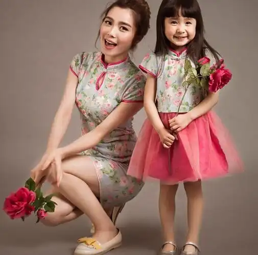 母女三人合照火了,妈妈和女儿一样漂亮,网友:用放大镜也分不清