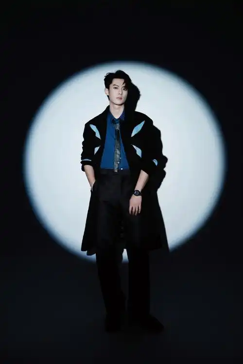 王鹤棣冰蓝暗影时尚大片##王鹤棣蓝黑色风衣造型