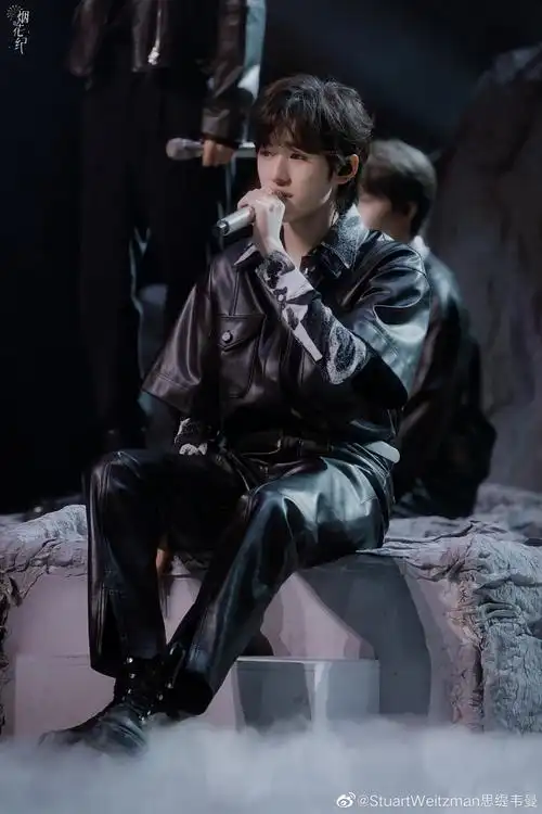 时代少年团-宋亚轩身着干练黑色皮衣,配以sw经典noho短靴,于@微博之