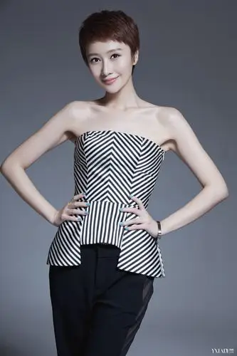 组图:肖涵全新时尚写真 清爽短发御姐范儿十足