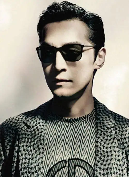 胡歌秋冬大片戴眼镜斯文儒雅光影中演绎风度熟男