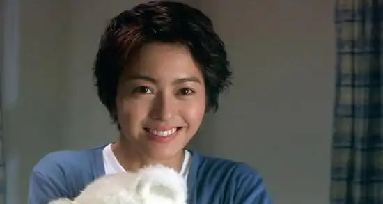 说到梁咏琪怎么能不想到周星驰电影里的校花"钢牙妹",和唱着《胆小鬼