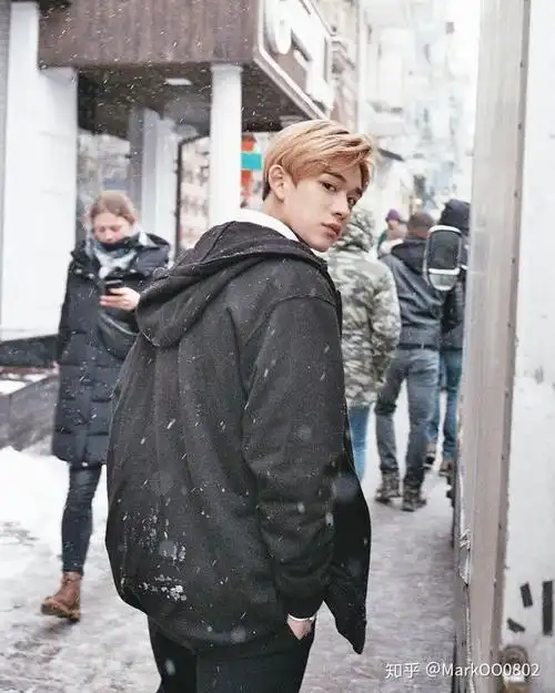 这是什么神仙回眸?看到背影的本身就已经要陷入爱情了!