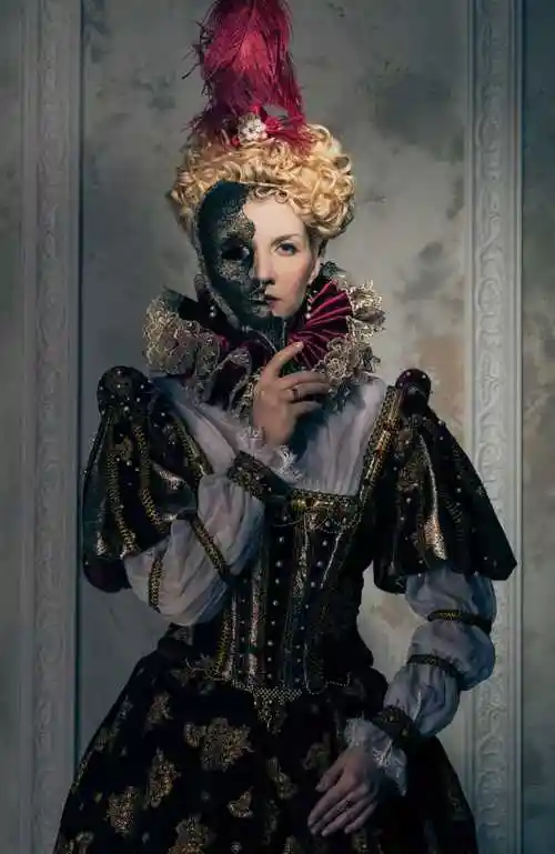 戴着面具的高贵女王