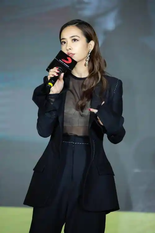 蔡依林穿衣真大胆,黑纱"透视衫"搭白色内衣,凹凸比例太撩人_西装_黑色