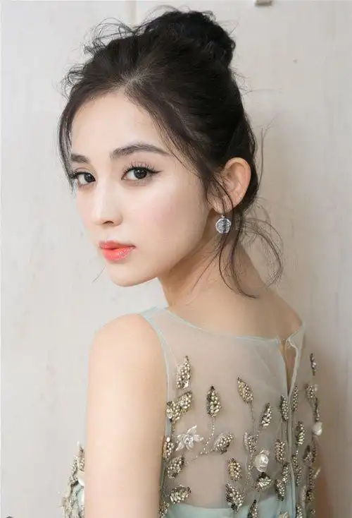 女生晚宴礼服简单发型图片 华丽高雅的女生盘发