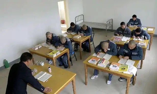 监狱:你知道刚进监狱的第一个月要干什么吗?