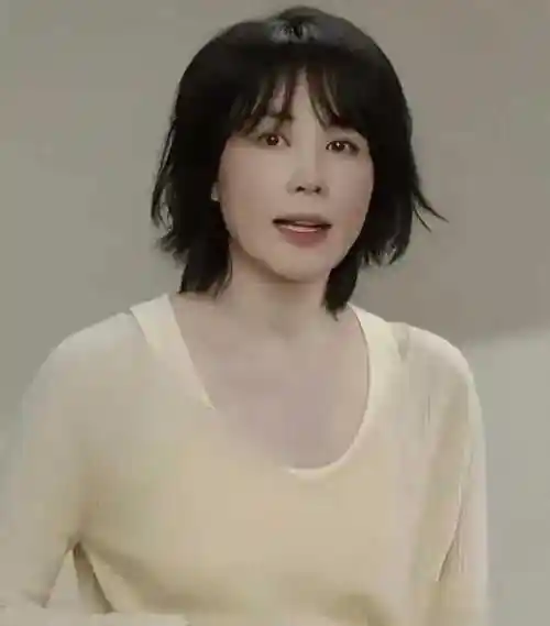 54岁王菲老到认不出!穿一身黑瘦脱相,素颜出镜与普通大妈无异