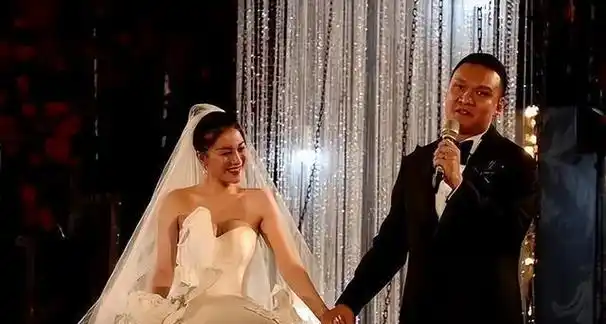 多年来,他们一直是众人眼中的模范夫妻,相互扶持,恩爱如初.