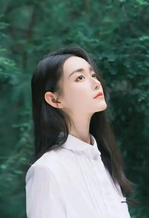 蒋依依学生装长发飘飘青春活力写真_笑容_照片_短裤