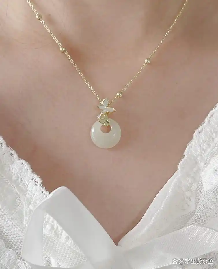 玉坠搭配什么链子更显气质?