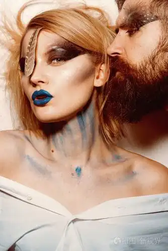 颜色节日.性感的女人和胡子男人画的色彩化妆和身体艺术.情侣在爱的颜