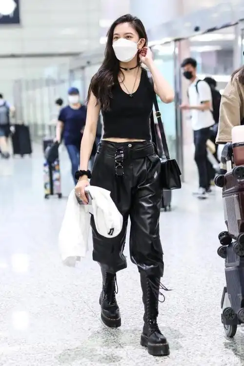 宋妍霏太拼了!为凹造型大热天穿工装皮裤,又飒又a气质绝了