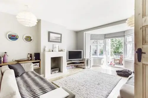 纯白简约的客厅,乳白色的墙面,让客厅的空间宁静,静谧.