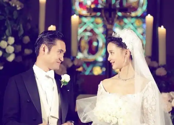 袁弘不仅仅是她前夫的亲密挚友,更是当年她与前夫喜结连理时的伴郎