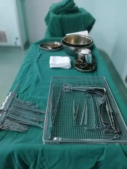 洗手护士整理好手术台面,与巡回护士点唱式清点物品!