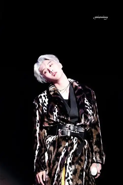 范丞丞白发#范丞丞白发 范丞丞北京"尖叫之夜"演唱会舞台饭拍~为了