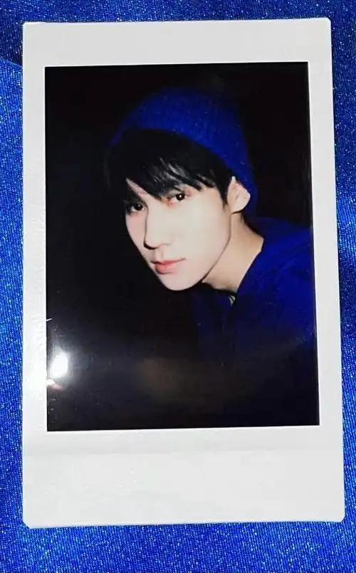 张真源晒拍立得三连自拍