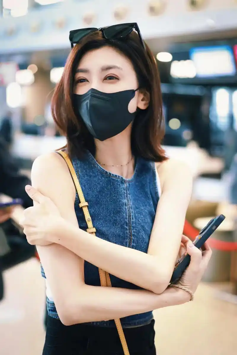 贾静雯现身机场,牛仔上衣搭黑色半身长裙,时尚又显气质!