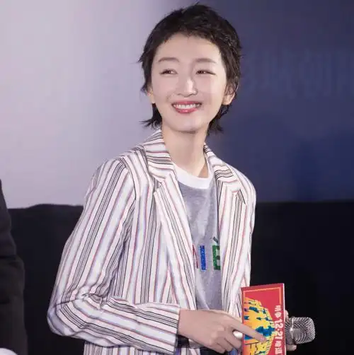 周冬雨终于不戴帽子了,超短发俏皮又可爱,这发型一般人驾驭不来