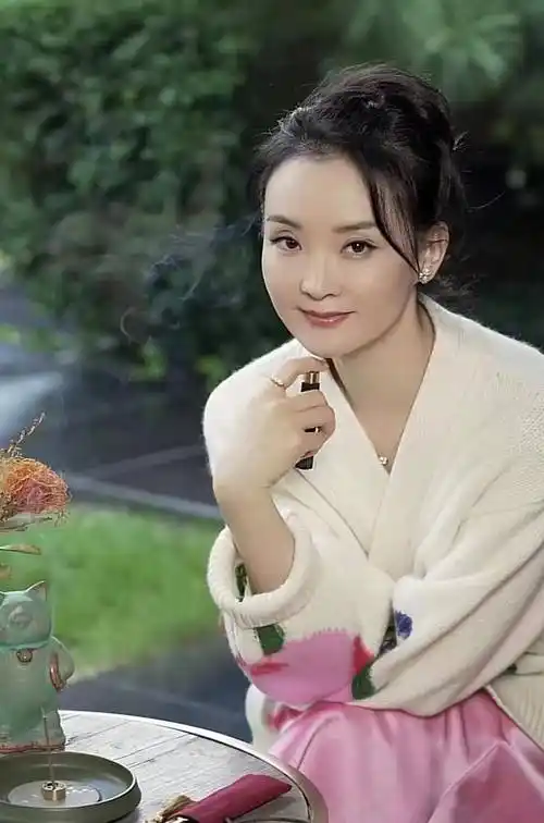 王艳复出赚钱不易,近照白头发很显眼,老公王志才债务风波后消失_网友