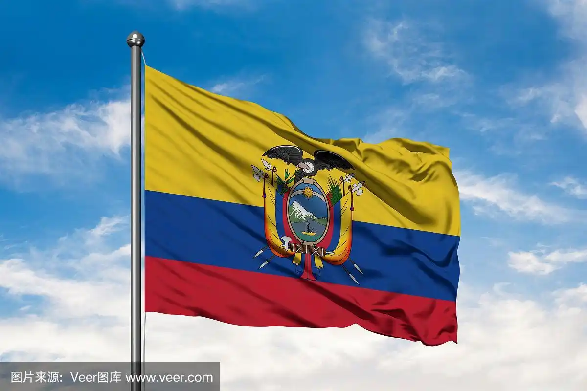 厄瓜多尔国旗迎风飘扬,映衬着白色多云的蓝天.厄瓜多尔国旗.