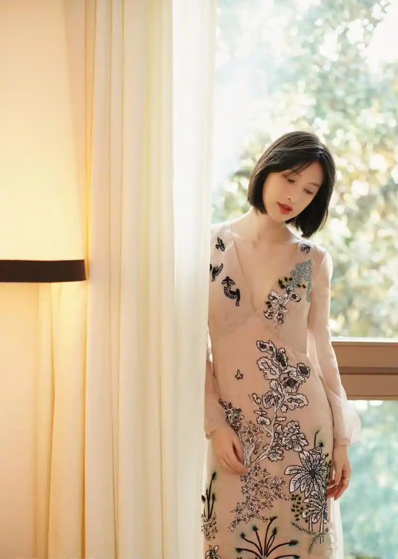 高挑美女演员张俪,貌美身材好,性感美照集锦