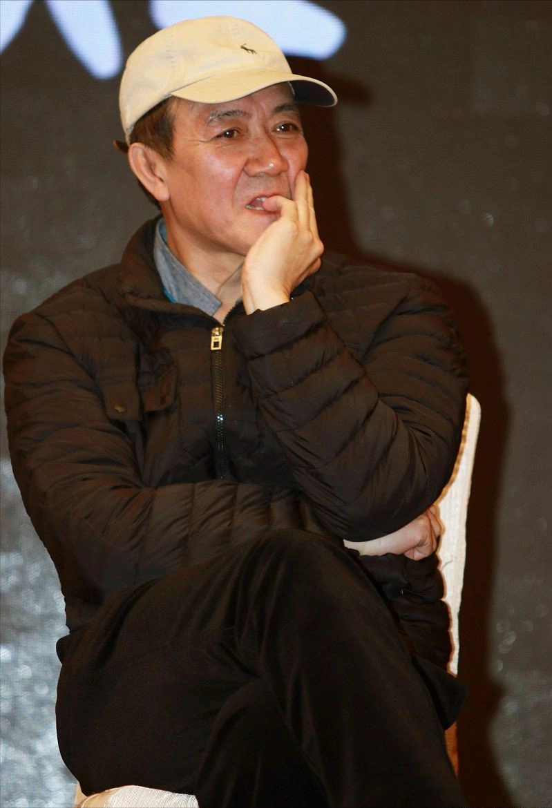 原创李幼斌一身老艺术家的派头高领针织衫配马甲挺保暖身材仍硬朗