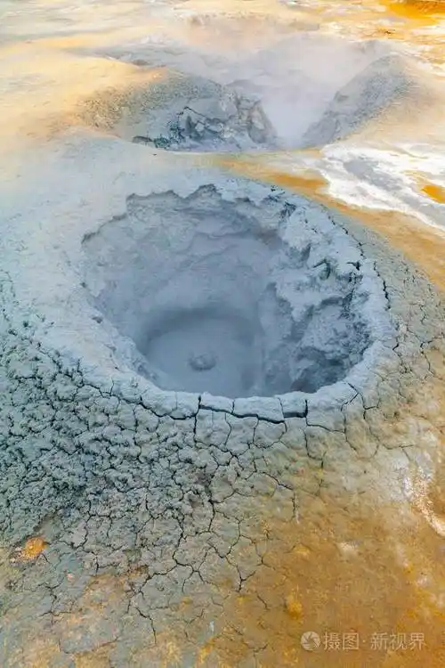 seltun附近的热泥浆陨石坑