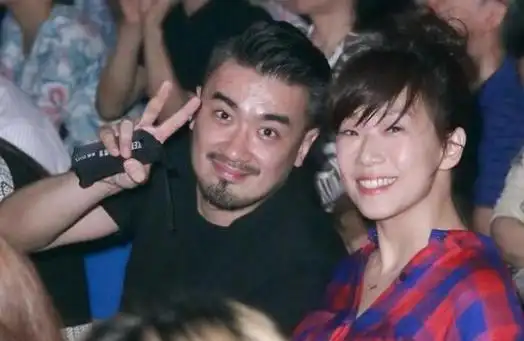 林忆莲素颜与女儿合照,近照显沧桑