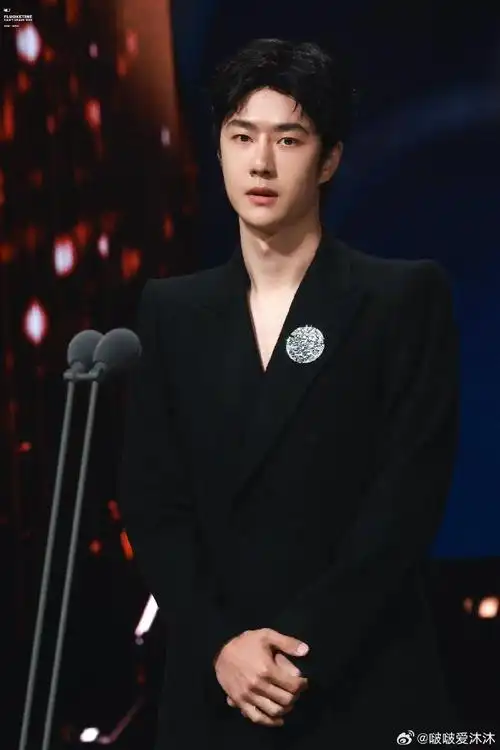 王一博黑白侧拍##王一博