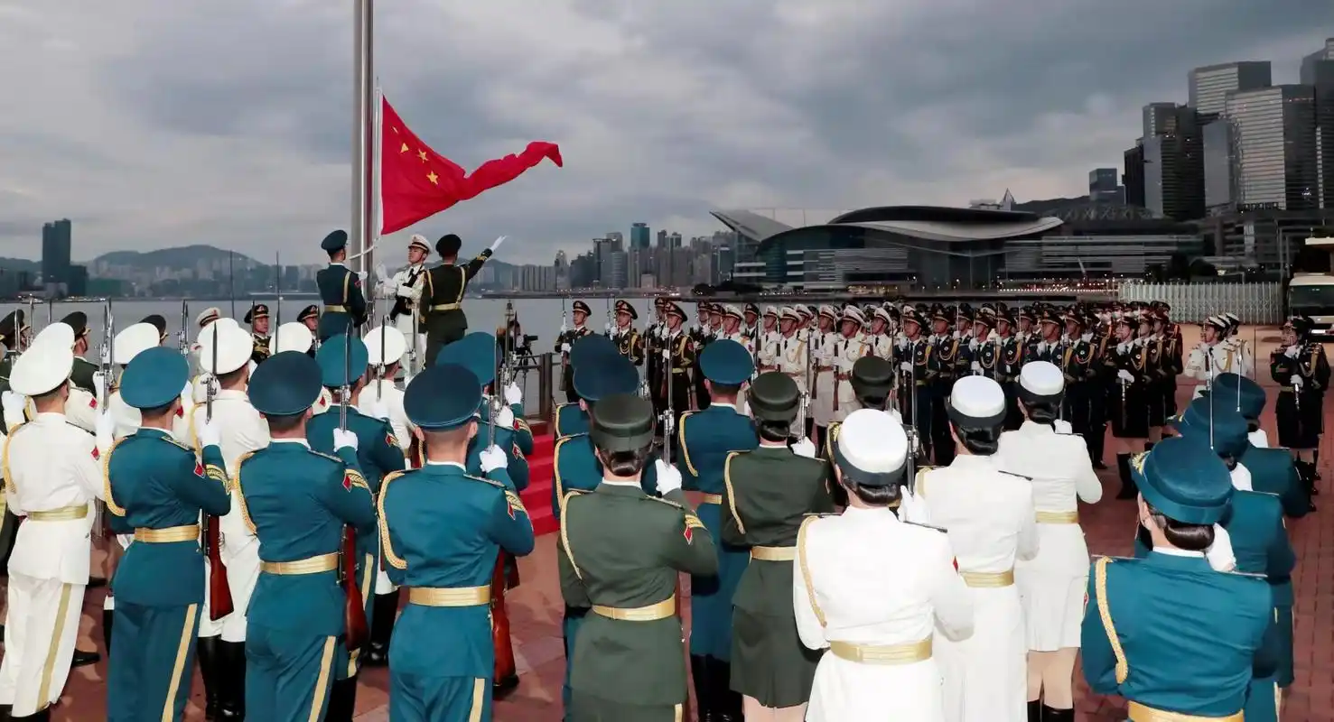 驻港部队首次在中区军用码头举行升国旗仪式向全国人民拜年|香港_新浪