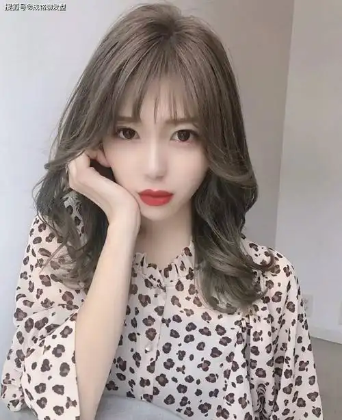 30岁女生前额发际线高,发量还稀少,有值得推荐的刘海或发型吗?