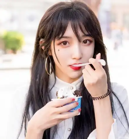 女装大佬艾比晒写真照片烈焰红裙vs冷艳女王泪痣瞩目