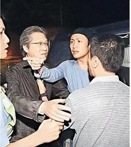 因此,在歌坛身败名裂的郑中基,只能在父亲的帮助下,转而往演艺圈发展.