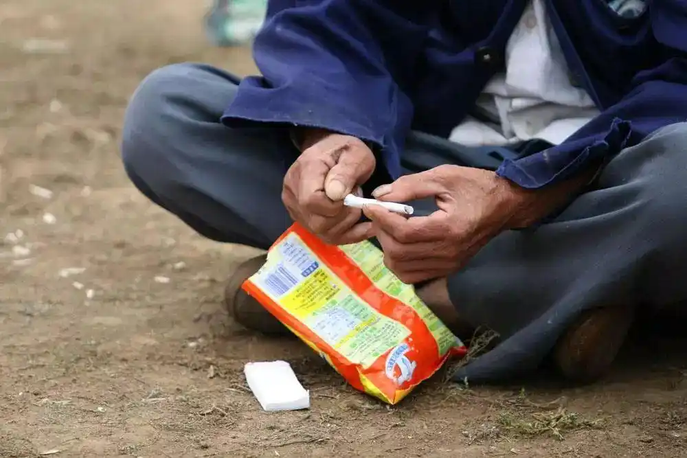 (卷旱烟)对纸张的爱惜是那样的深刻,我们虽然身处乡村,却自觉恪守不变