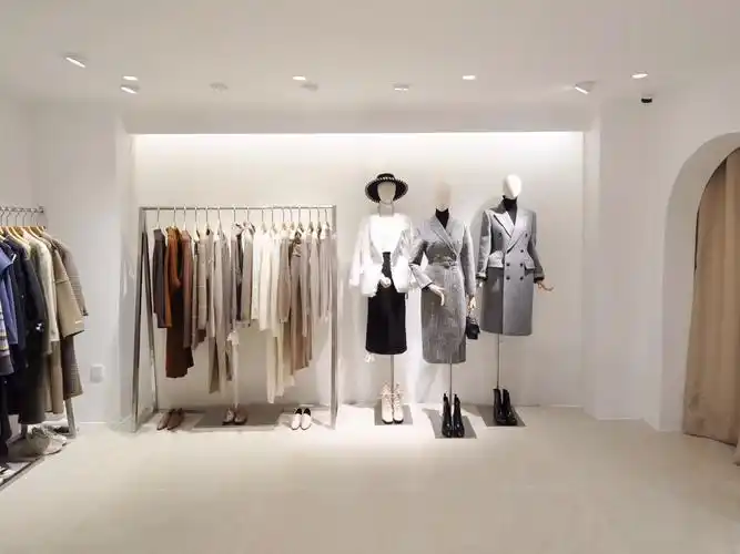 简约有范儿的时尚服装店设计