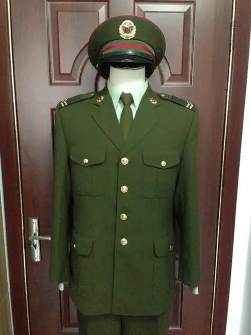 p data-id="gnbjropl69">2004年12月1日,人民解放军陆海空三军士兵和