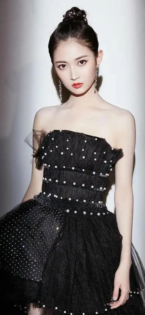 明星美图壁纸:陈钰琪,眉眼精致好漂亮_网易订阅