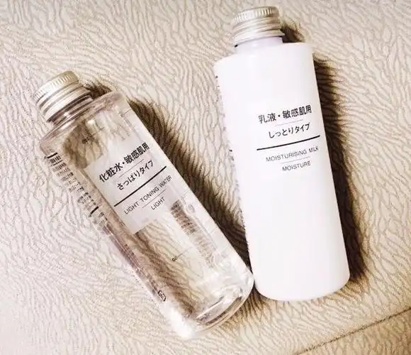 1,muji无印良品水 乳● 价格:两瓶加起来169rmb● 成分:水中添加了