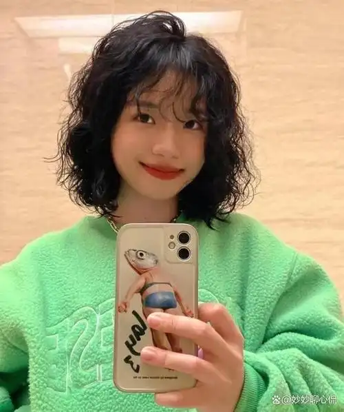 告别老气横秋,中短发这样烫,时尚减龄又显气质