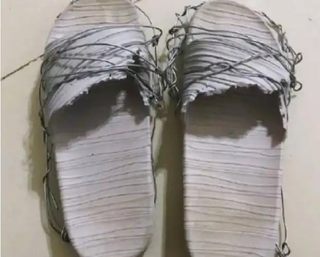 哈士奇一个月咬坏了宠主三双拖鞋,宠主一气之下做了双铁丝拖鞋!