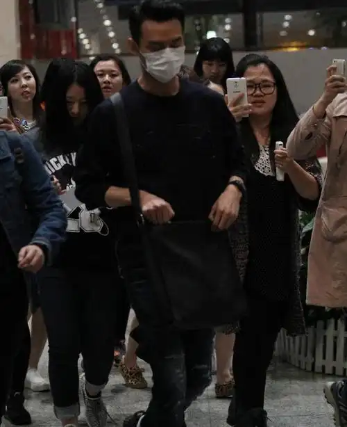 他所在之处,不论是赶通告还是私人行程,都总是人山人海,熙熙攘攘,车水