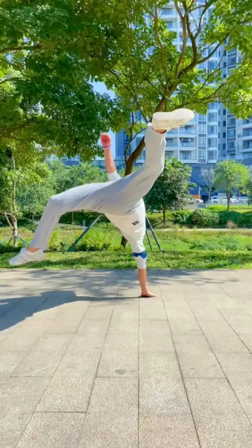 跃星极枫空翻特技#能认出这些动作的,都练的挺不错的吧!