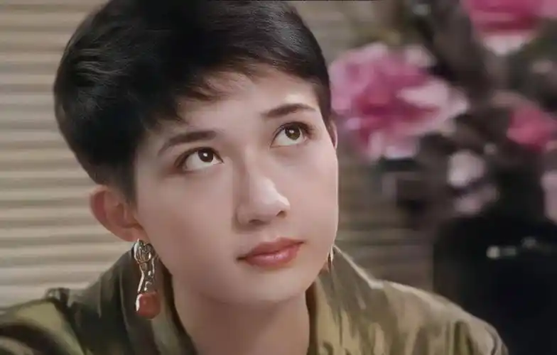 如今的吴绮莉依然在试图重返娱乐圈,可是年轻不经事的她将成龙的尊严