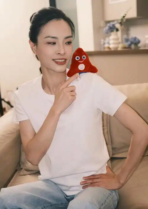 39岁吴敏霞晒一家四口全家福,身材傲人女人味十足,年收入超千万