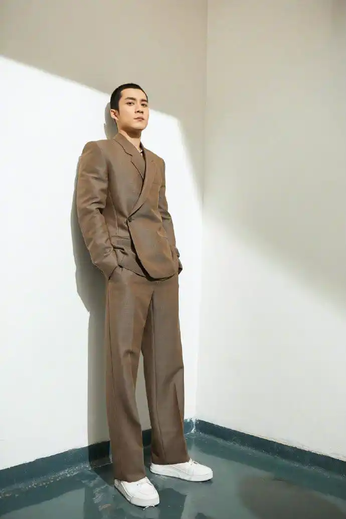 韩东君寸头大片曝光,西服套装搭配金属项链,这才是真有男人味!